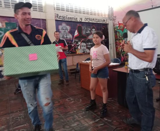 ¡Asociados de Bucaramanga felices con sus obsequios!